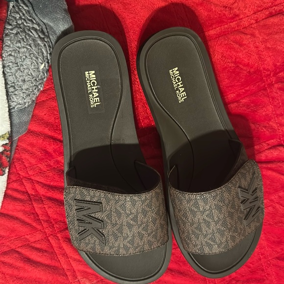 Michael Kors New slides with adjustable straps - Picture 1 of 2